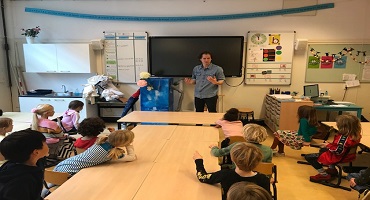 Een kunstenaar in groep 3B